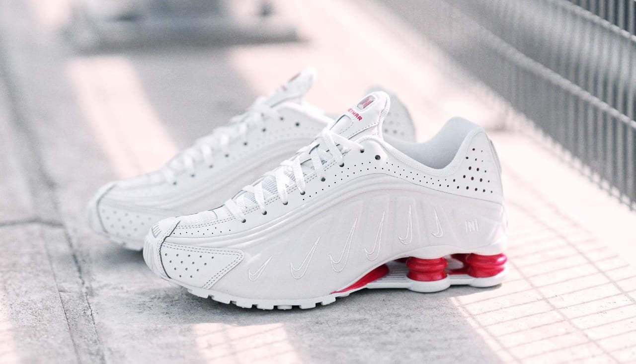 Nike Shox R4 White / University Red Sneakers - Image 3